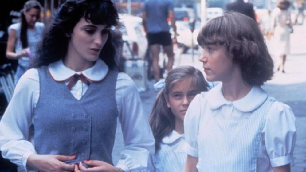Alyssa Milano, Sarah Boyd y Rainbow Harvest en Vida Adulta de Dos Adolescentes