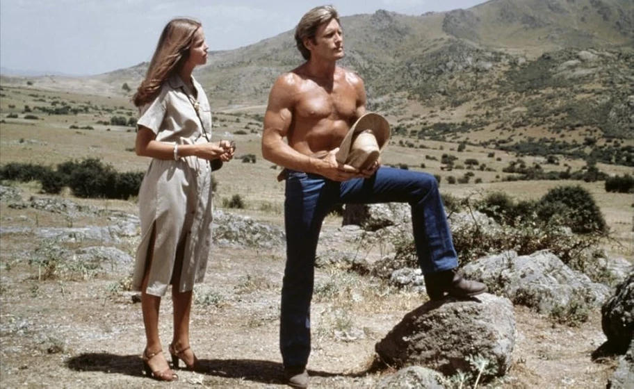 Barbara Bach y Joe Lewis en el-felino
