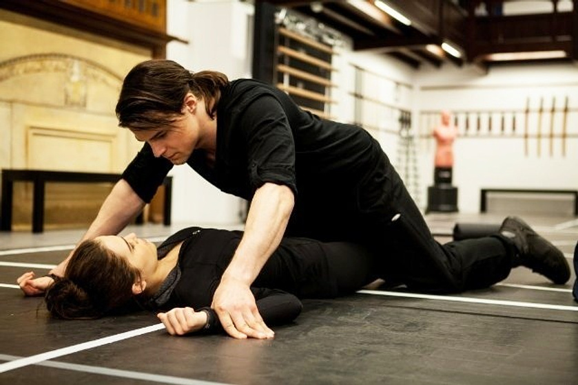 Zoey Deutch y Danila Kozlovsky en Vampire Academy