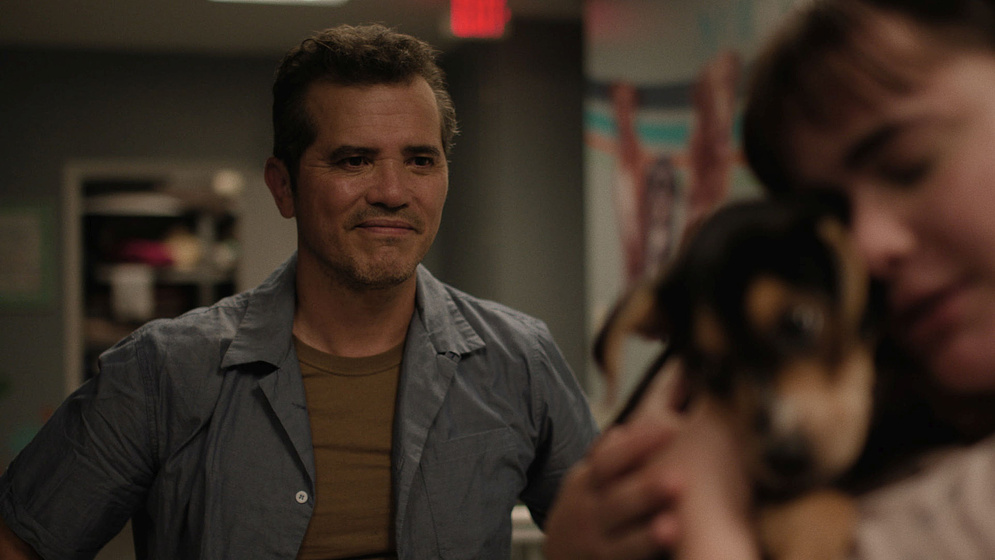 John Leguizamo y Barbie Ferreira en Un "Like" de Bob Trevino