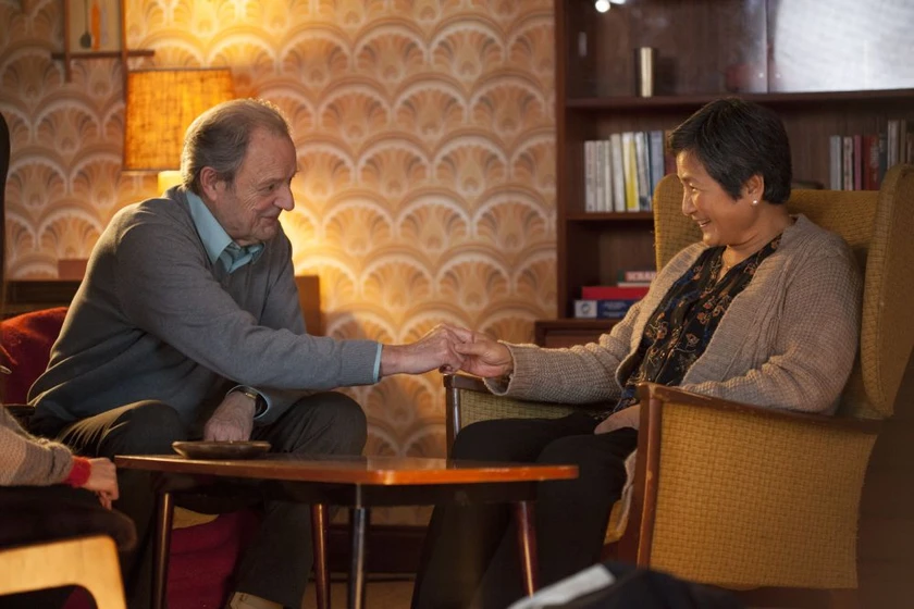 Peter Bowles y Pei-pei Cheng en lilting