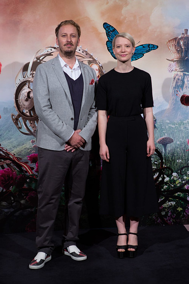 Mia Wasikowska y James Bobin en Alicia a través del espejo (Premiere en Madrid. Mayo 2016)