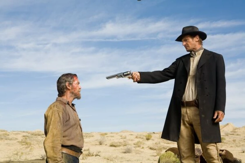 Pierce Brosnan y Liam Neeson en enfrentados
