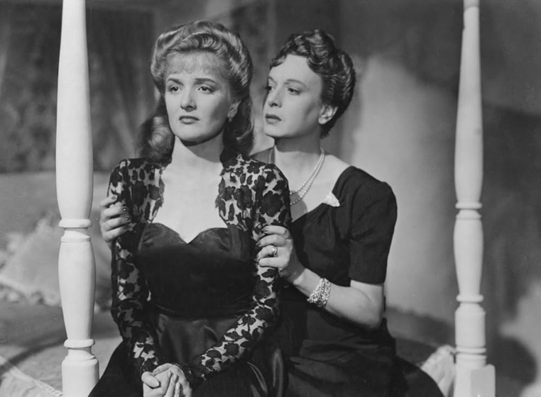 Elsa O'Connor y Silvana Roth en siete-mujeres-1944