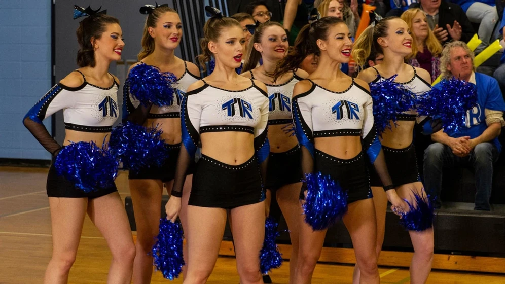 Alexandra Beaton, Joelle Farrow, Brittany Clough, Emily Clarke y Keara Graves en suenos-rotos-a1060f14-b02e-43f5-b3b2-3773aa35a68e