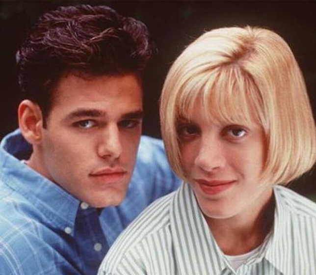Tori Spelling y Ivan Sergei en Durmiendo con un asesino