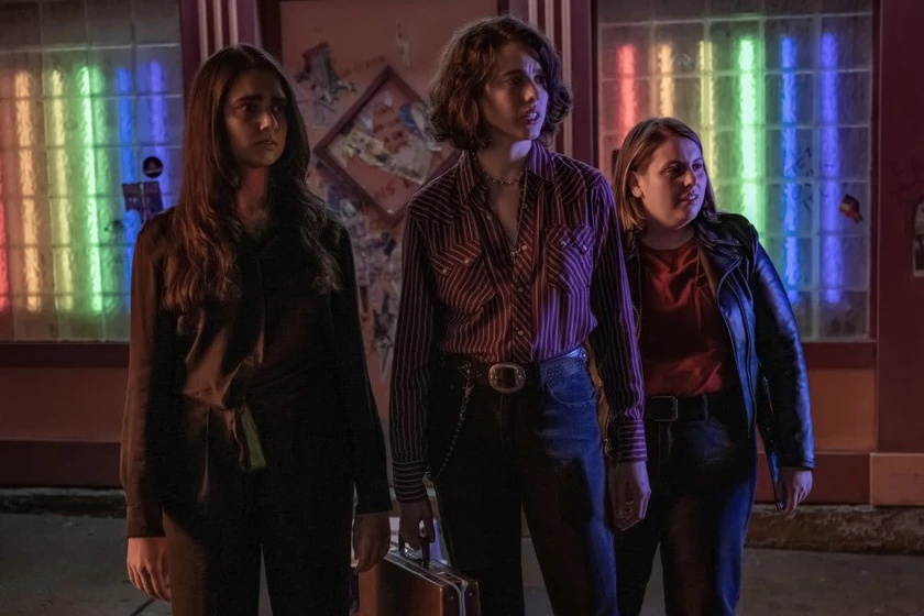 Margaret Qualley, Beanie Feldstein y Geraldine Viswanathan en dos-chicas-a-la-fuga