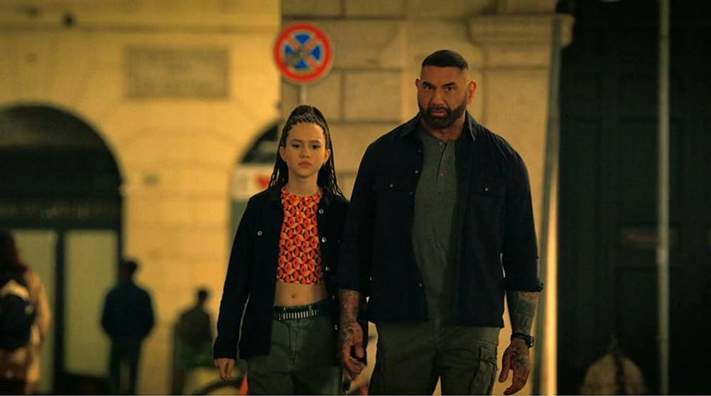 Dave Bautista y Chloe Coleman en juego-de-espias-la-ciudad-eterna