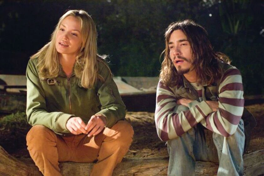 Justin Long y Ashley Scott en naturaleza-a-lo-bestia