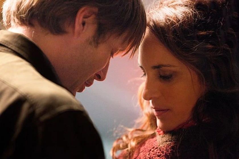 Mads Mikkelsen y Alexandra Rapaport en la-caza-2012