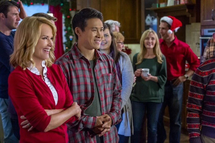 Rebecca Staab y Cardi Wong en camino-a-la-navidad