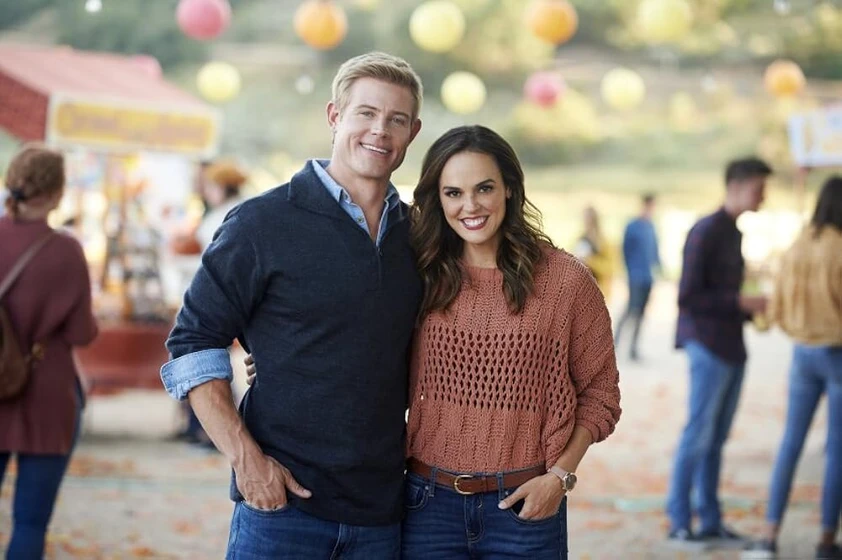 Erin Cahill y Trevor Donovan en amor-en-otono