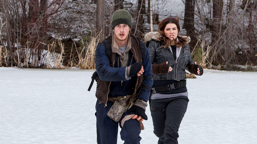 Brendan Fehr y Gina Carano en La Hija del Lobo