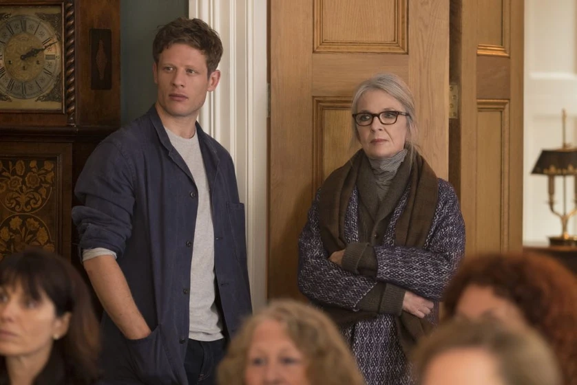 Diane Keaton y James Norton en una-cita-en-el-parque