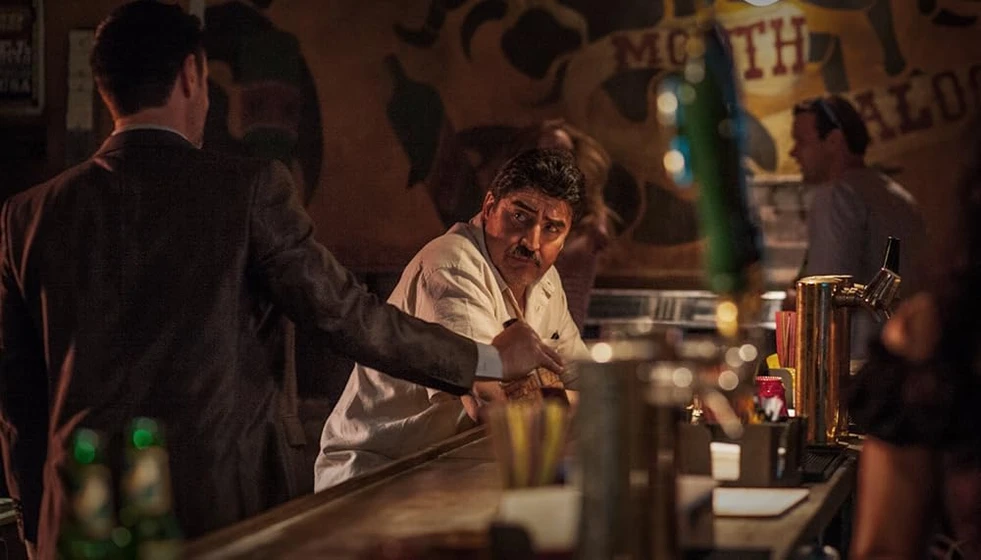 Alfred Molina en desierto-rojo