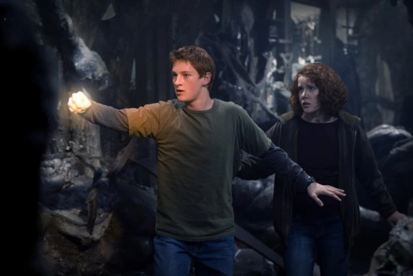 Tom Cameron y Sophie McBride en under-the-mountain