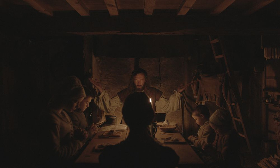 Ralph Ineson, Anya Taylor-Joy y Harvey Scrimshaw en La Bruja