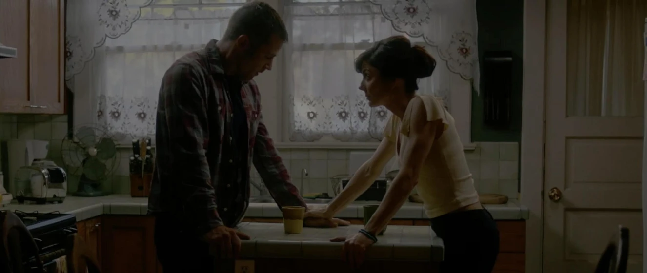 Luke Macfarlane y Jennifer Titus en rock-paper-scissors