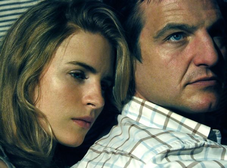 William Mapother y Brit Marling en Otra Tierra
