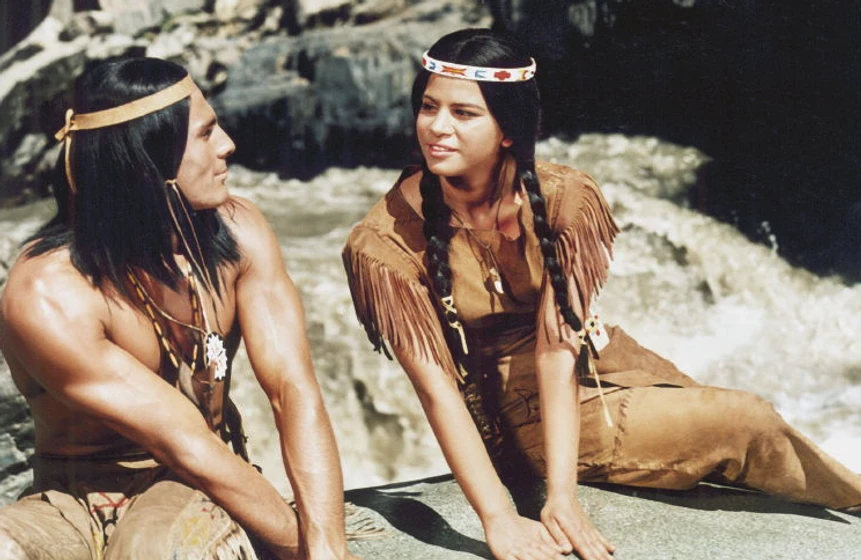 Gojko Mitić y Lali Meskhi en trail-of-the-falcon