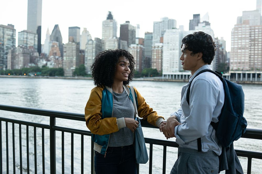 Yara Shahidi y Charles Melton en El Sol también es una estrella