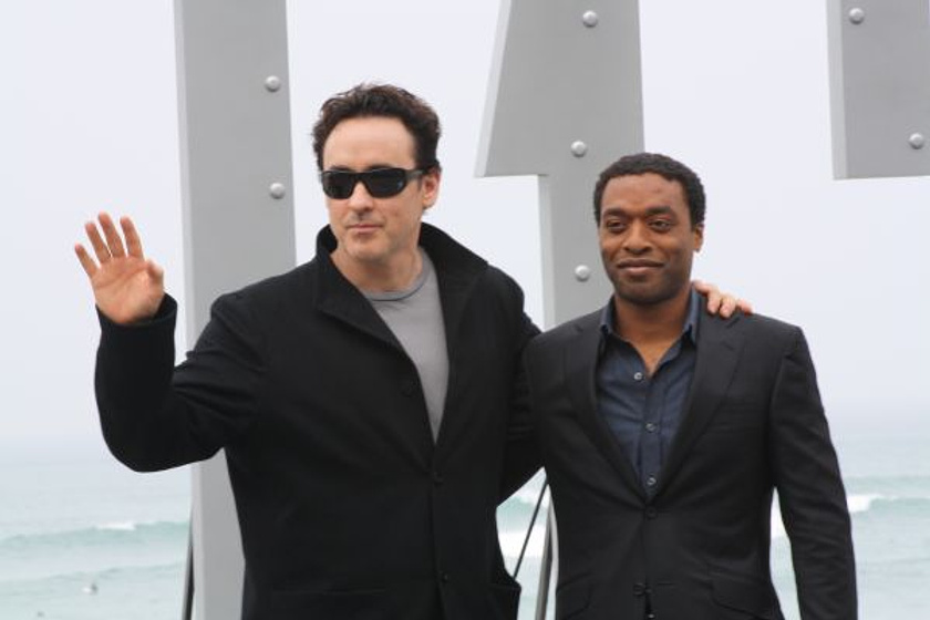 John Cusack y Chiwetel Ejiofor en Tonto quien lo lea (2012)