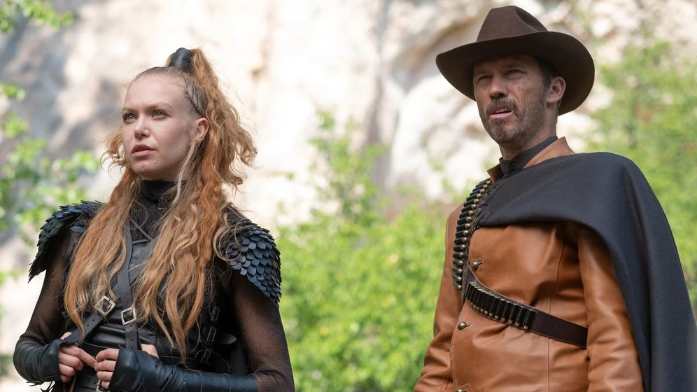 Jeffrey Donovan y Penelope Mitchell en r-i-p-d-2-la-rebelion-de-los-condenados
