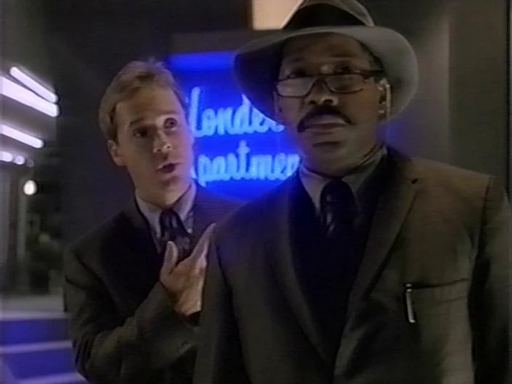 Obba Babatundé y Chad Lowe en apartamento-maldito-apartamento-17
