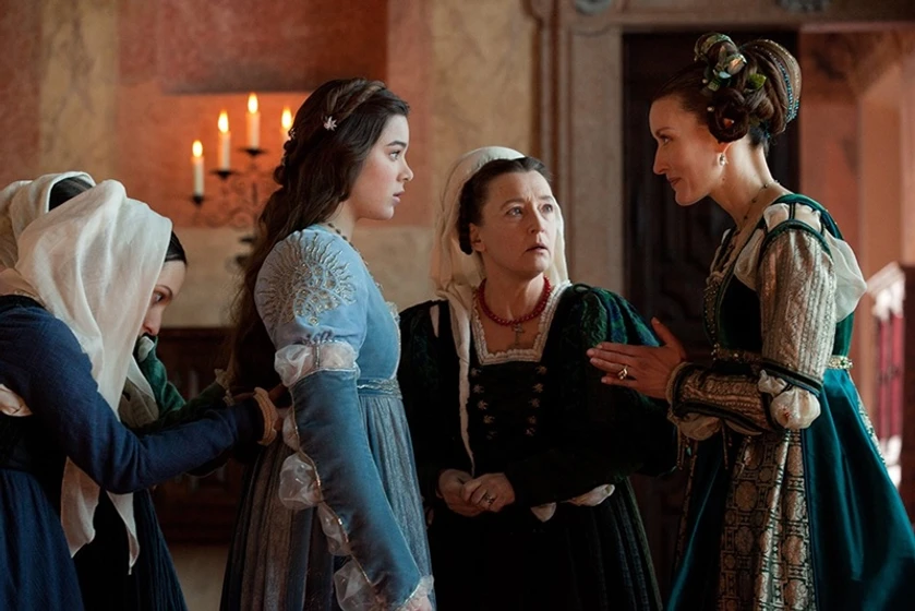 Natascha McElhone, Lesley Manville y Hailee Steinfeld en Romeo and Juliet