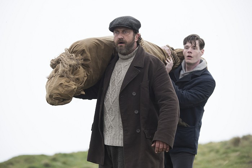 Gerard Butler y Connor Swindells en Keepers. El Misterio del Faro
