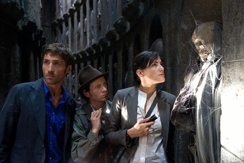 Benjamin Sadler, Fabian Busch y Bettina Zimmermann en El Código de Carlomagno