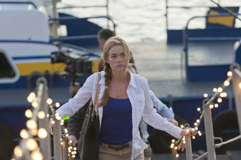 Denise Richards en el-lago-azul-el-despertar