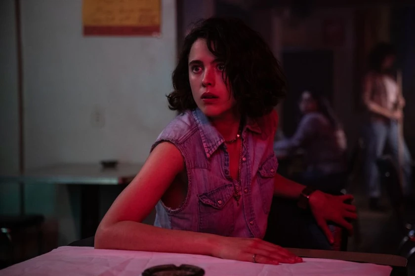 Margaret Qualley en dos-chicas-a-la-fuga