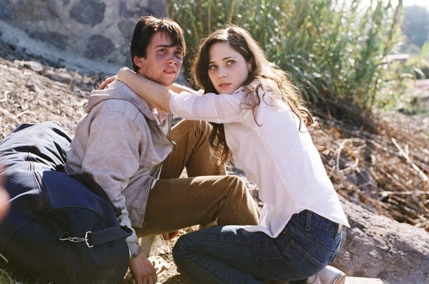 Zooey Deschanel y Lou Taylor Pucci en the-go-getter