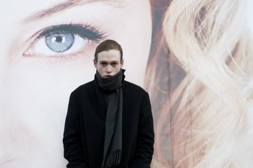 Caleb Landry Jones en antiviral