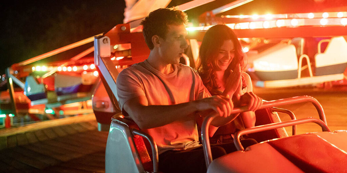 Scott Michael Foster y Kate Cobb en Okie