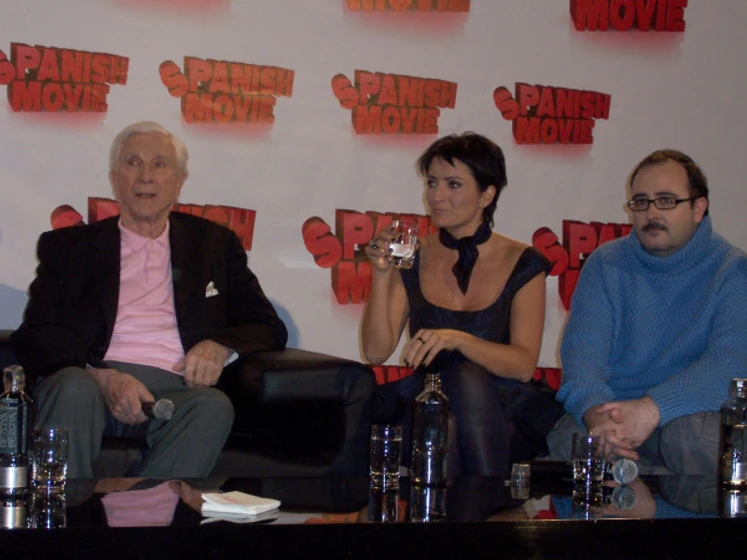 Leslie Nielsen, Carlos Areces y Silvia Abril en spanish-movie (Rueda de prensa 3-12-09)