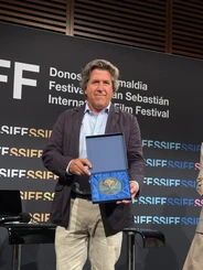 ‘El debut’, dirigida por Jesse Eisenberg gana el Feroz Zinemaldia 2026