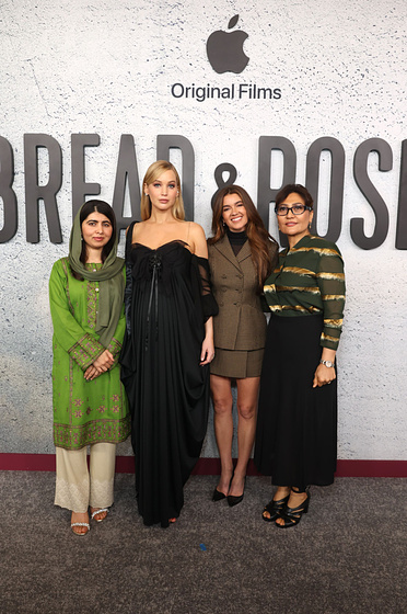 Jennifer Lawrence, Malala Yousafzai y Sahra Mani en Bread & Roses (Premiere en Los Angeles. Noviembre 2024)