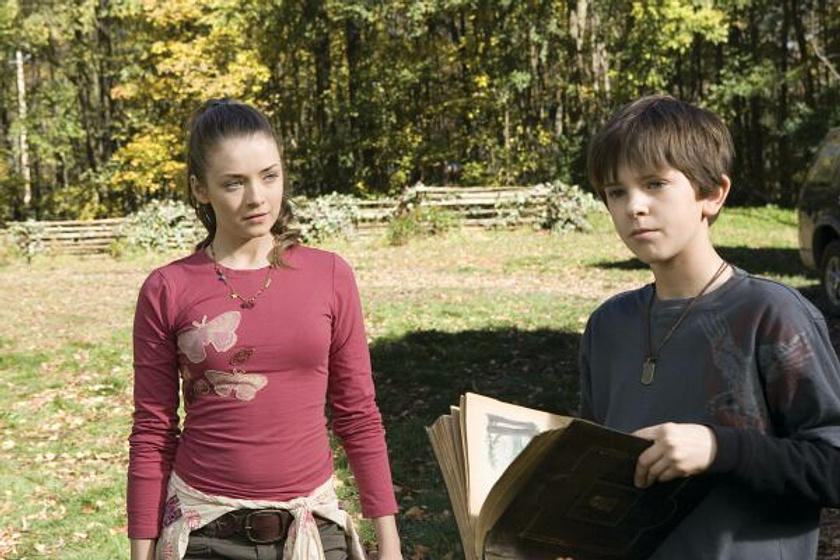 Sarah Bolger y Freddie Highmore en Las Crónicas de Spiderwick