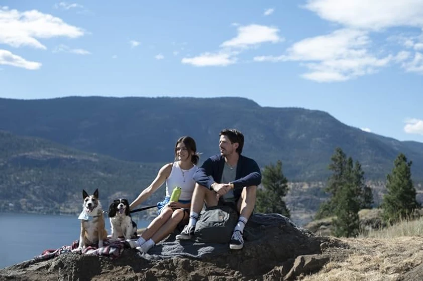 Lucy Hale y Grant Gustin en puppy-love-2023