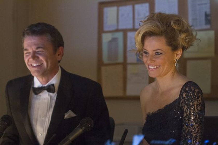 Elizabeth Banks y John Michael Higgins en Dando la nota