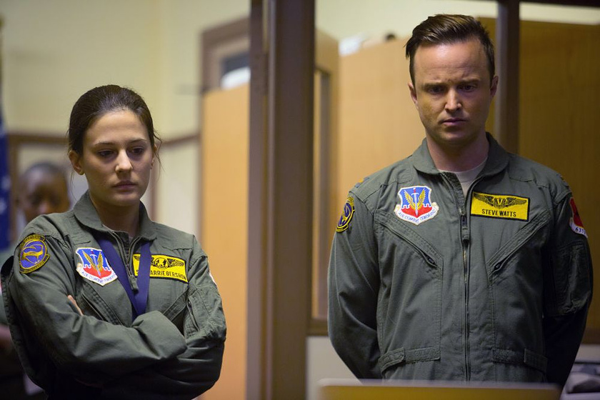 Aaron Paul y Phoebe Fox en Espías desde el Cielo