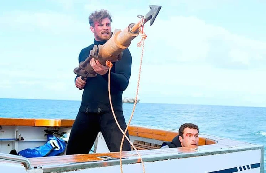 Derek Theler en shark-killer