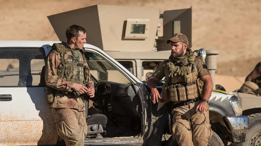 Nicholas Hoult y Henry Cavill en castillo-de-arena