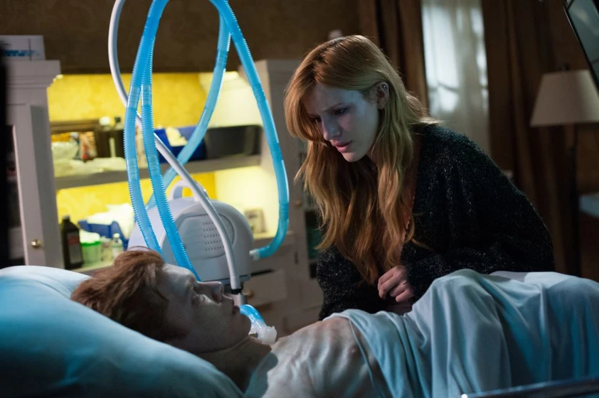Cameron Monaghan y Bella Thorne en amityville-el-despertar