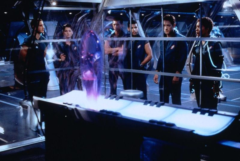 Lou Diamond Phillips, Angela Bassett y Robin Tunney en Supernova: El fin del universo
