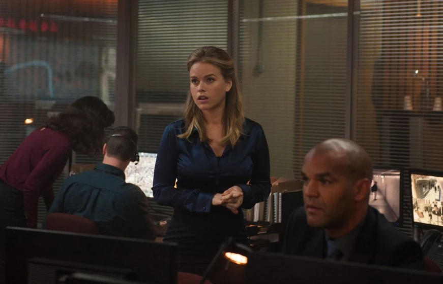 Alice Eve y Amaury Nolasco en criminal-2016