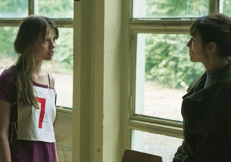 Charlotte Gainsbourg y Mia Goth en nymphomaniac-parte-2