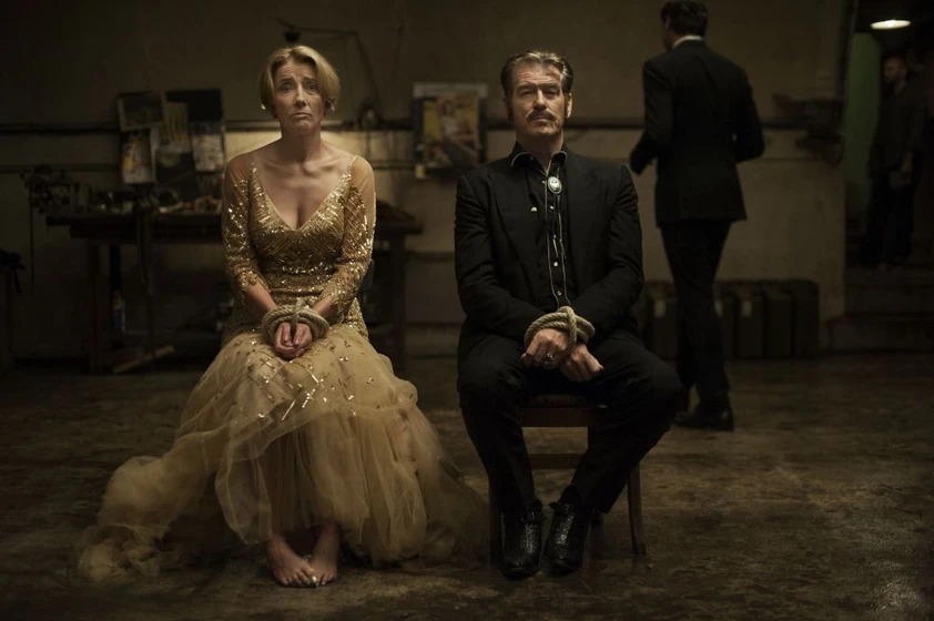 Pierce Brosnan y Emma Thompson en un-golpe-brillante